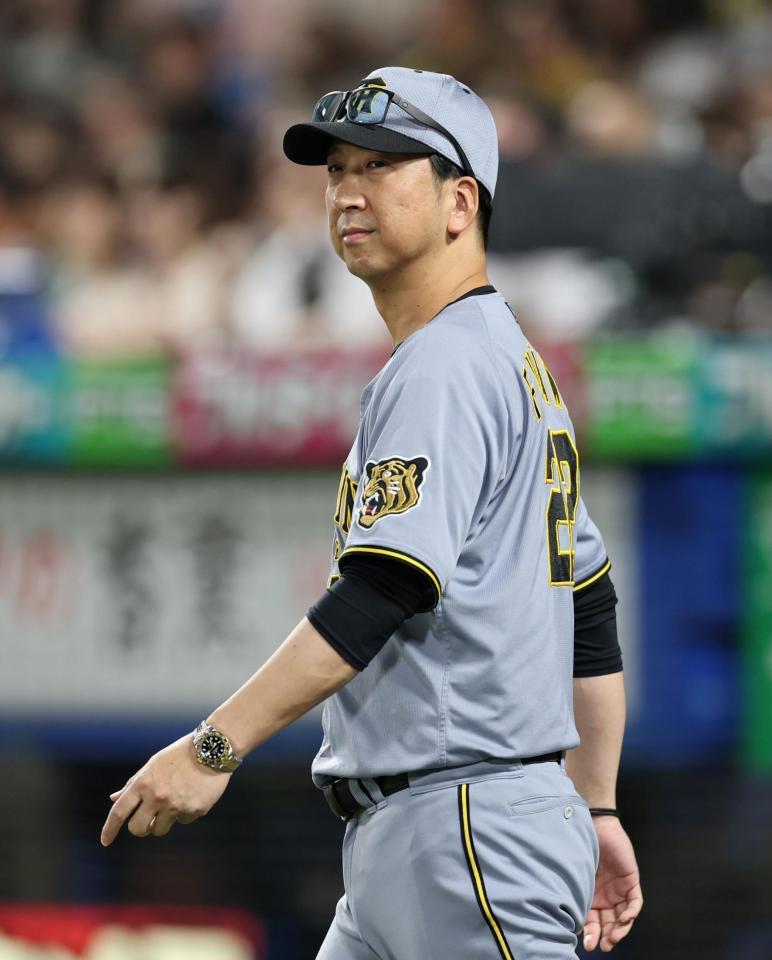 ４回、藤川監督は投手交代を告げに向かう（撮影・山口登）
