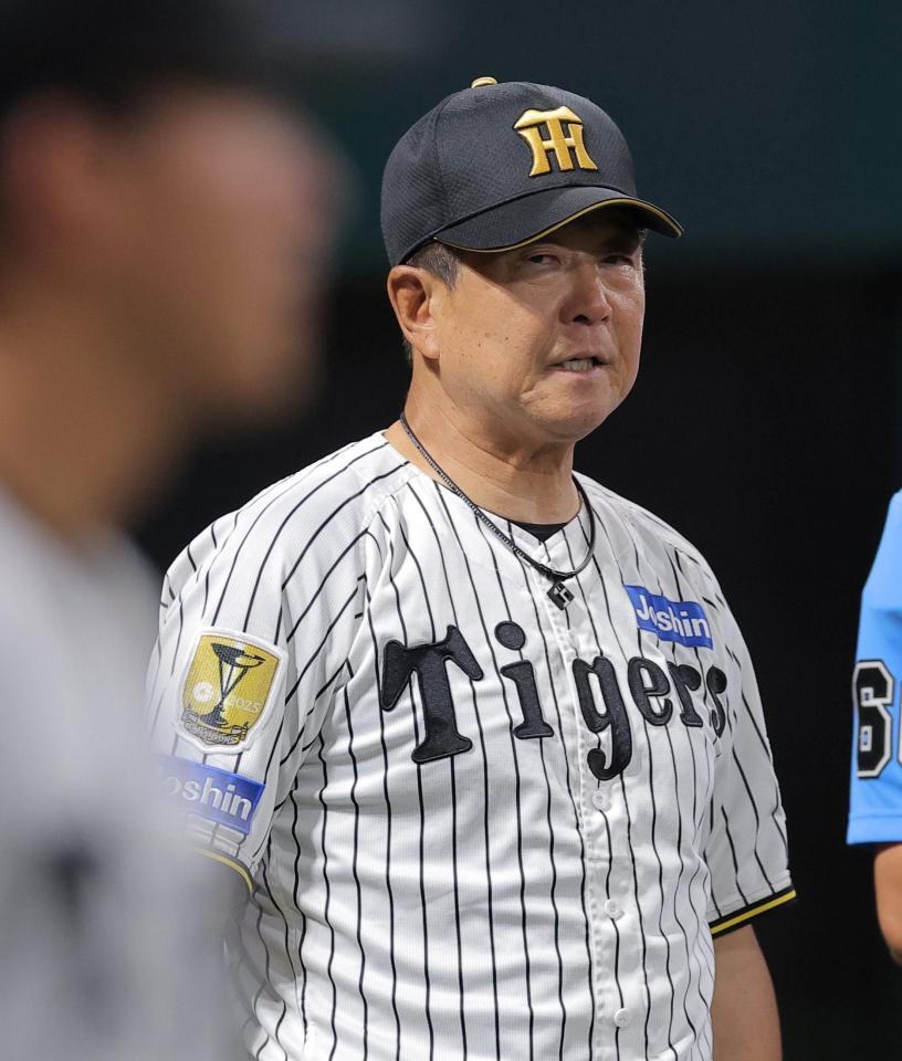 ６回を終え、選手交代を告げる平田２軍監督（撮影・西田忠信）