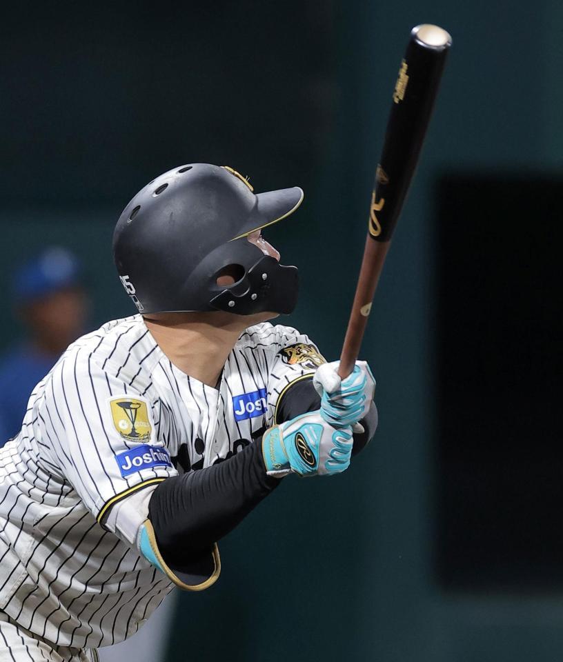 ８回、勝ち越しの２点二塁打を放つ嶋村（撮影・西田忠信）