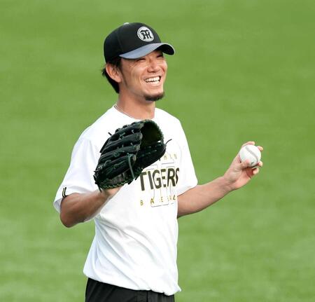 　笑顔で調整する伊藤将（撮影・金田祐二）