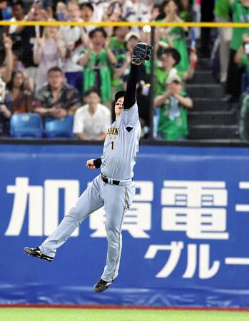　２回、西村の打球にグラブを出すが、頭上を抜かれる森下