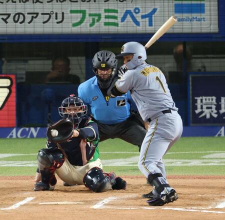 ６回、見逃し三振に倒れる森下（撮影・金田祐二）＝２日