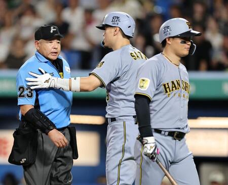 ６回、見逃し三振に倒れた森下は判定に不満があったのか、深谷球審が詰め寄り、佐藤輝がなだめる（撮影・山口登）＝２日
