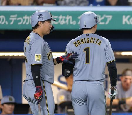 ６回、深谷篤球審に苦言を呈した森下（右）をなだめる大山（撮影・西岡正）＝２日