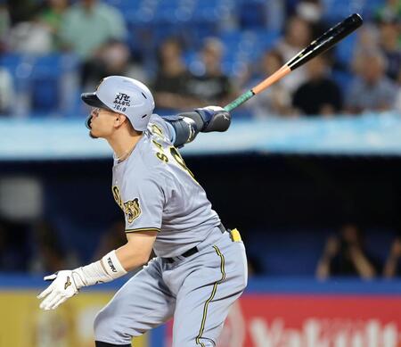 １回、右前に先制適時打を放つ佐藤輝（撮影・山口登）
