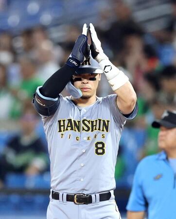 １回、制適時打を放ちベンチにポーズを送る佐藤輝（撮影・山口登）