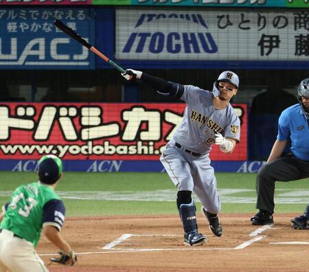 １回、右前に先制適時打を放つ佐藤輝（撮影・金田祐二）