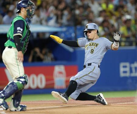 １回、前川の右犠飛で三塁からタッチアップする佐藤輝（撮影・西岡正）