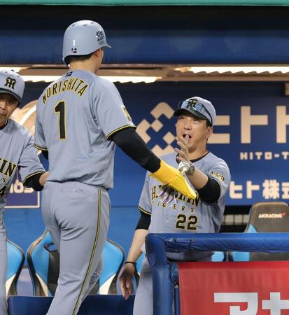 １回、大山の適時打で弛緩した森下（左）を迎える藤川監督（撮影・西岡正）