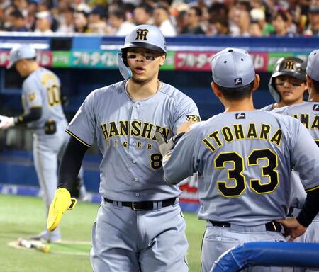 １回、佐藤輝は前川の犠飛で生還いナインに迎えられる（撮影・山口登）