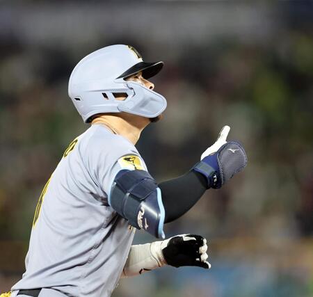 ３回、右越えにソロを放ちベースを回る佐藤輝（撮影・山口登）