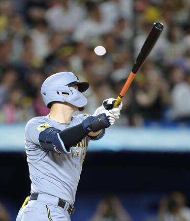 ３回、右越えソロを放つ佐藤輝（撮影・西岡正）