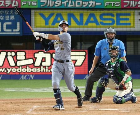 ５回、左越え２ランを放つ佐藤輝（撮影・金田祐二）
