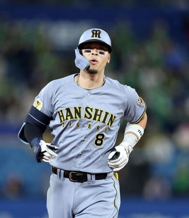 ５回、２ランを放ちベースを回る佐藤輝（撮影・山口登）