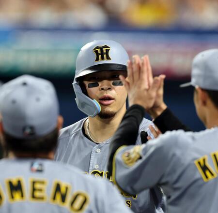 ５回、佐藤輝は２ランを放ちナインに迎えられる（撮影・山口登）