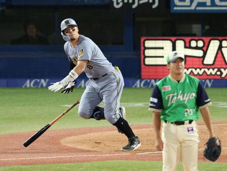 ５回、左越え２ランを放つ佐藤輝（撮影・金田祐二）