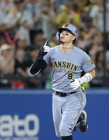 ３回、ソロを放ち、天を指さす佐藤輝（撮影・西岡正）