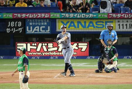 ５回、左越え２ランを放つ佐藤輝（撮影・金田祐二）
