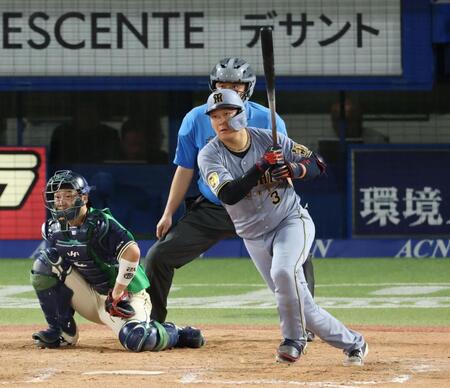 ９回阪神２死一、二塁、中前適時打を放つ阪神・大山悠輔＝神宮（撮影・金田祐二）