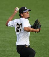 調整する伊藤将（撮影・金田祐二）