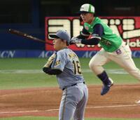 １回、西村に先制適時二塁打を浴びる西勇（撮影・金田祐二）