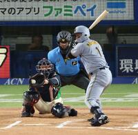 ６回、見逃し三振に倒れる森下（撮影・金田祐二）＝２日