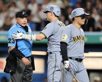 ６回、見逃し三振に倒れた森下は判定に不満があったのか、深谷球審が詰め寄り、佐藤輝がなだめる（撮影・山口登）＝２日