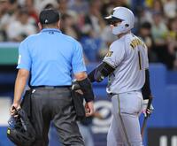 ６回、三振の判定に深谷篤球審（左）に何か話す森下（撮影・西岡正）＝２日