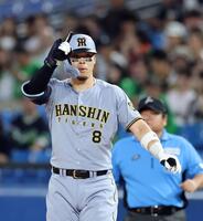 １回、先制適時打を放ちベンチにポーズを送る佐藤輝（撮影・山口登）