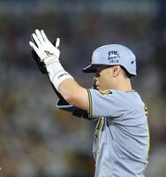 １回、先制打を放ち、ベンチへ向かって手を上げる佐藤輝（撮影・西岡正）