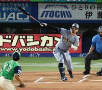 １回、右前に先制適時打を放つ佐藤輝（撮影・金田祐二）