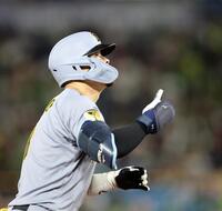 ３回、右越えにソロを放ちベースを回る佐藤輝（撮影・山口登）