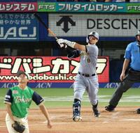 ３回、右中間にソロを放つ佐藤輝（撮影・金田祐二）