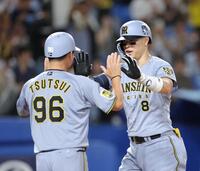 ３回、右越えソロを放ち、生還する佐藤輝（撮影・西岡正）