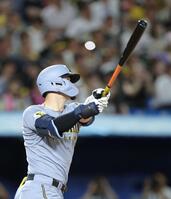 ３回、右越えソロを放つ佐藤輝（撮影・西岡正）