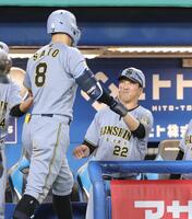 ３回、ソロを放った佐藤輝（左）を祝福する藤川監督（撮影・西岡正）