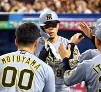 ３回、佐藤輝はソロを放ち生還しナインに迎えられる（撮影・山口登）