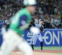 ８回、増田の三塁ゴロで一塁へ悪送球する佐藤輝（撮影・西岡正）