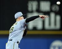 ５回、佐藤輝はサンタナの打球を一塁へ悪送球する（撮影・山口登）