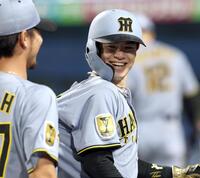９回、中野は大山の適時打で生還し笑顔を見せる（撮影・山口登）