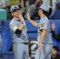 ヤクルトに勝利し、伊藤将（右）とタッチを交わす藤川監督（撮影・西岡正）