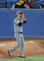 ファンに拍手しながらグランドを後にする藤川監督（撮影・金田祐二）