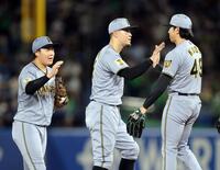 ヤクルトに勝利し、タッチする大山（左）＝撮影・山口登