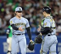 試合を締め、工藤は坂本と握手する（撮影・山口登）