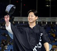 ファンの声援に笑顔で応える木下（撮影・山口登）