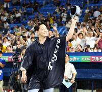 ファンの声援に笑顔で応える木下（撮影・山口登）