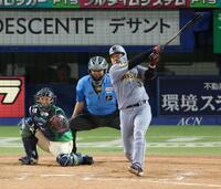 ９回、中前適時打を放つ大山（撮影・金田祐二）
