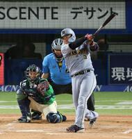 ３回、二塁打を放つ大山（撮影・金田祐二）