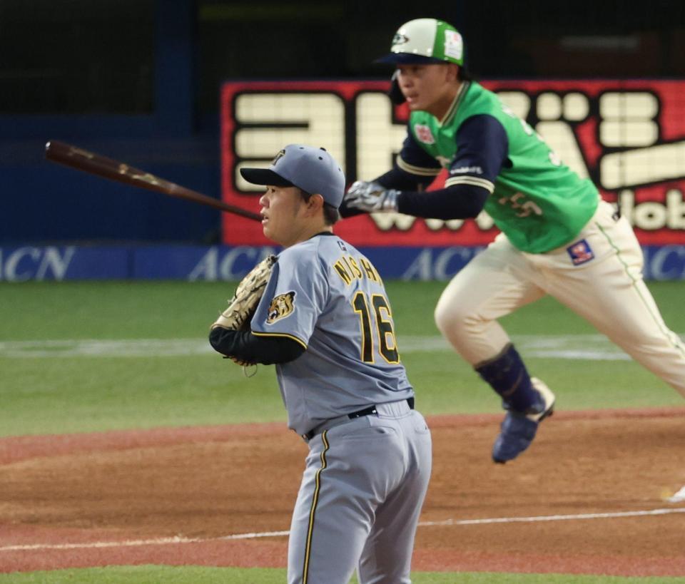 １回、西村に先制適時二塁打を浴びる西勇（撮影・金田祐二）