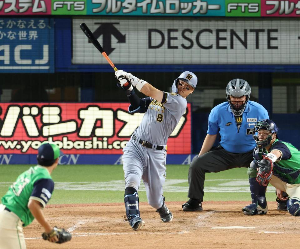 ３回、右中間にソロを放つ佐藤輝（撮影・金田祐二）
